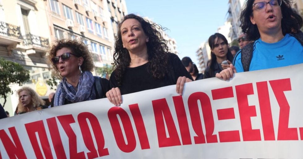 Μεθοδεύεται παράταση της αργίας της αγωνίστριας εκπαιδευτικού Χρ. Χοτζόγλου
